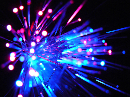 Fibra ottica, illuminata da fotoni