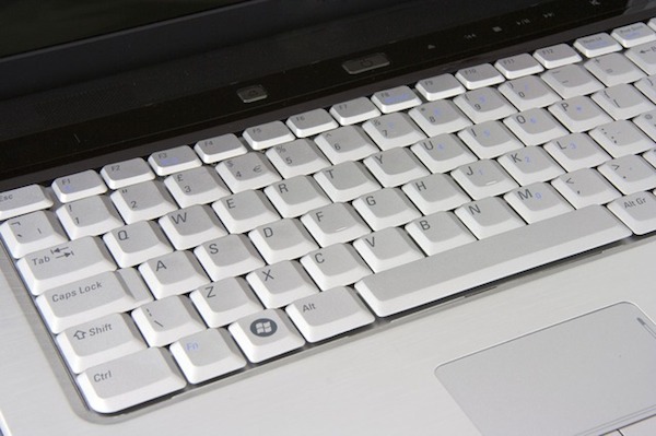 Foto che mostra la tastiera di un computer portatile