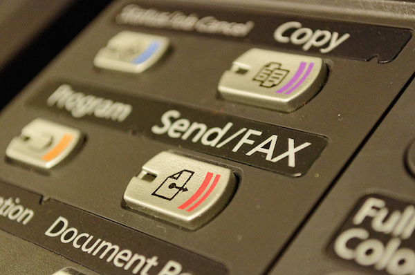 Foto in primo piano del pulsante per inviare fax