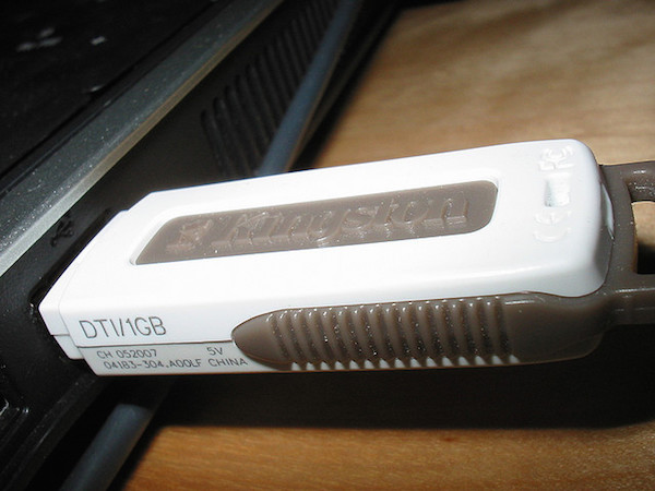 Foto che mostra una chiavetta USB collegata ad un computer portatile