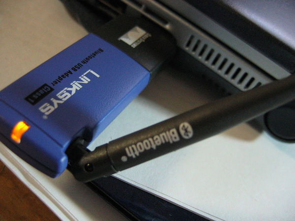 Foto che mostra un dongle Bluetooth in uso su un computer portatile