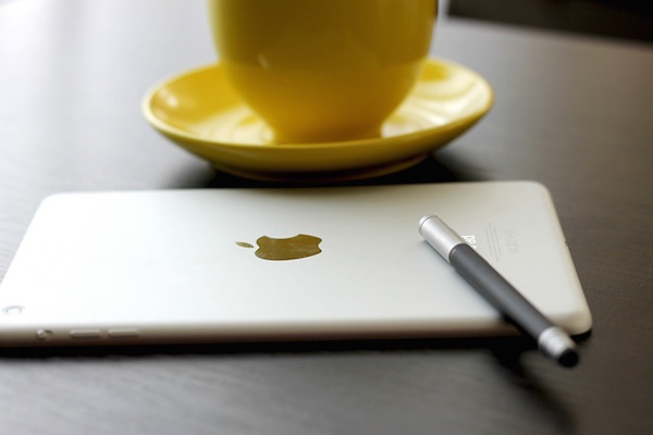 Foto che mostra un iPad poggiato su un tavolo