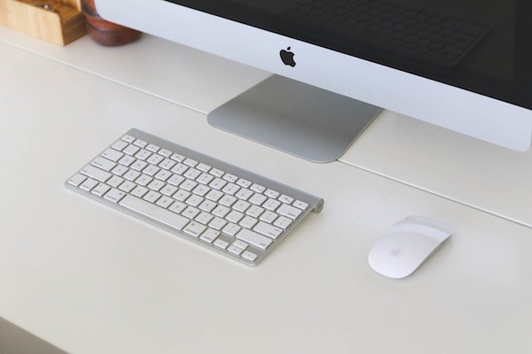 Foto che mostra un iMac su una scrivania