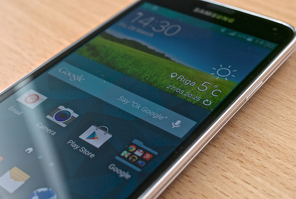Foto che mostra l Samsung Galaxy S5 in primo piano