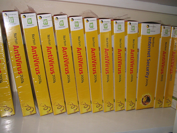 Foto che mostra alcune confezioni di vendita dell'antivirus Norton