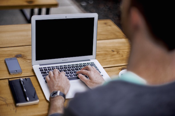 Foto di un utente che utilizza un MacBook