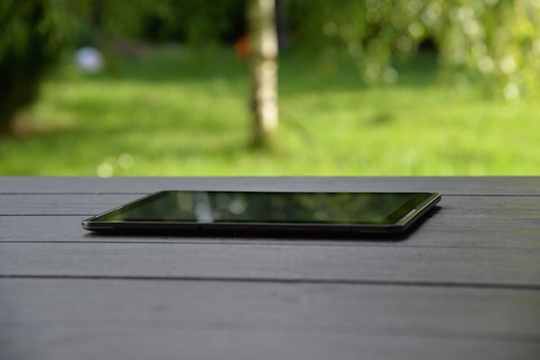 Foto di un iPad poggiato su un tavolo