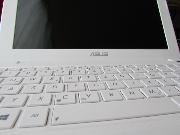 Foto che mostra un notebook Asus