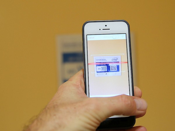 Foto di un iPhone usato per leggere un QR Code