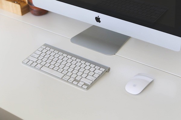Foto che mostra la tastiera e lo schermo di un Mac