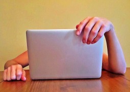 Foto che mostra un utente che usa un computer portatile