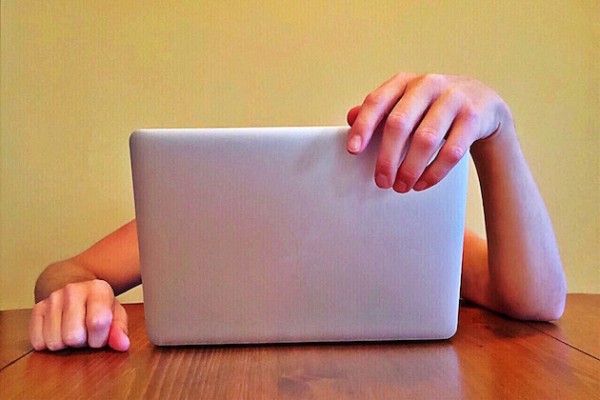 Foto che mostra un utente che usa un computer portatile
